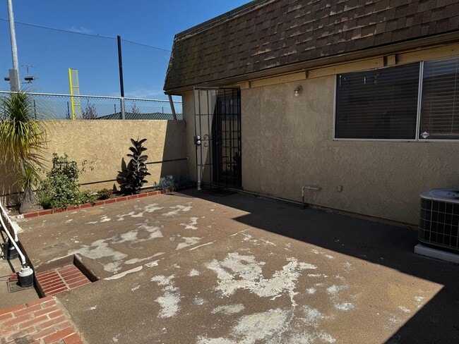 Building Photo - 2/1 Townhome with 2 car attached garage & ...