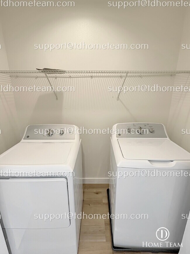 Building Photo - "Spacious 4-Bed Oasis with Scenic Views in Prime Seattle Location!"