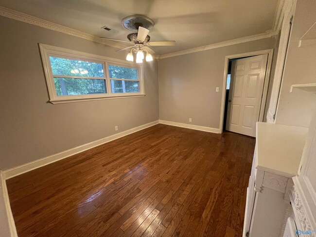 Building Photo - 505 Greenacres Dr NW