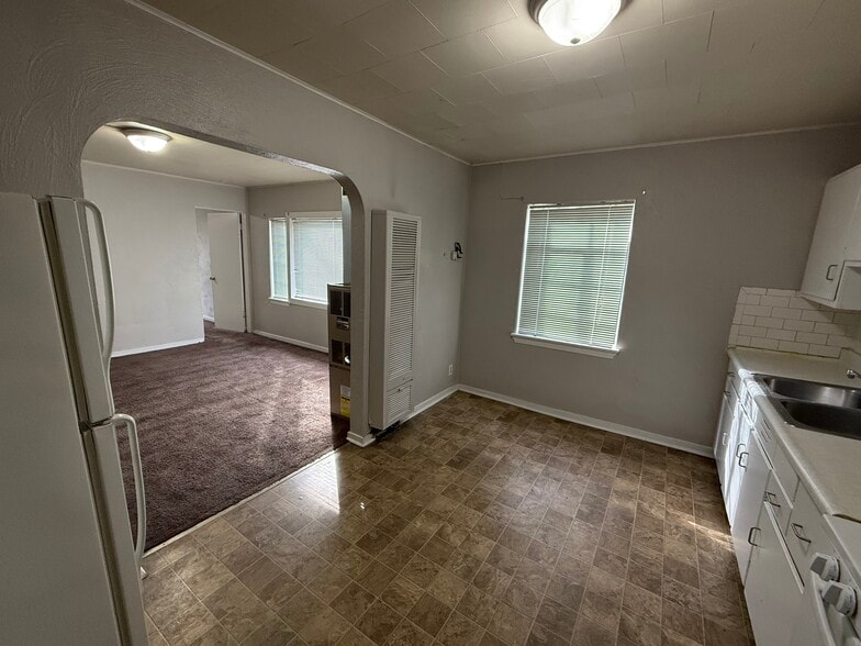 Building Photo - 206 Locust St