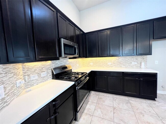 Building Photo - 613 Palmilla St