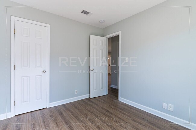 Building Photo - **NO SECURITY DEPOSIT** 5 Bedroom Home in ...