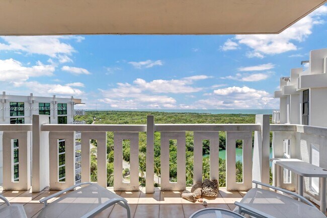 Building Photo - 1121 Crandon Blvd