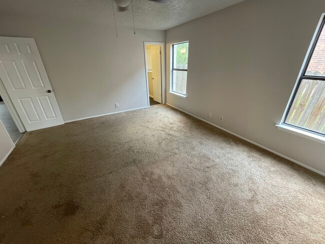 Building Photo - 9235 Ridge Post