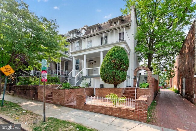 Building Photo - 768 Quebec Place NW