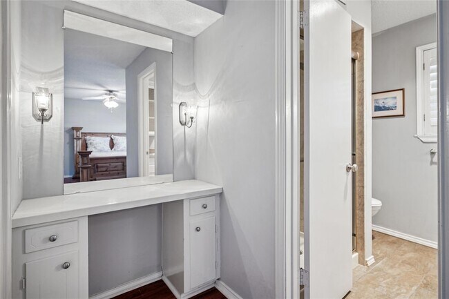 Building Photo - 6037 Sandhurst Ln