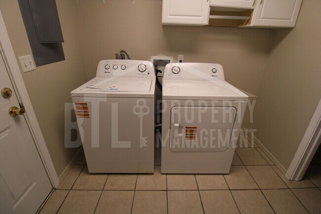 Building Photo - Beautiful Duplex in Kimberling City - Utilities included!