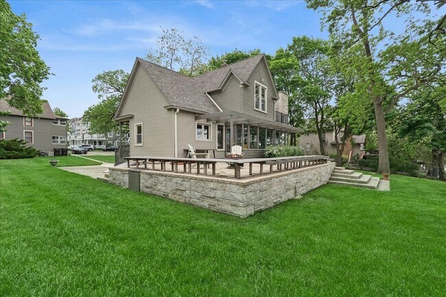 Building Photo - 35 Lakeview Pl