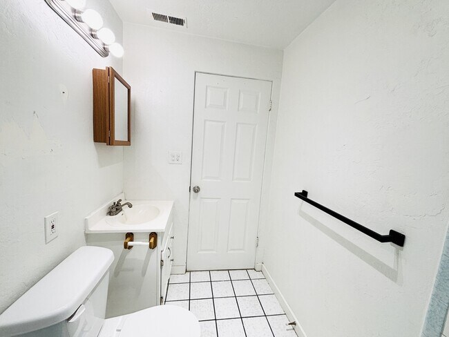 Building Photo - 13413 Minuteman Dr