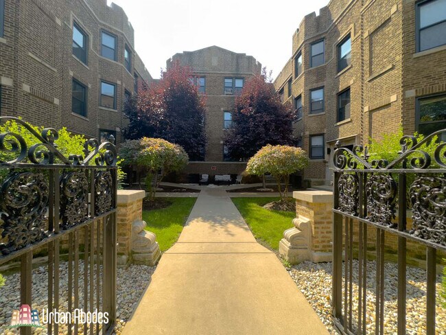 Building Photo - 637 W Cornelia Ave