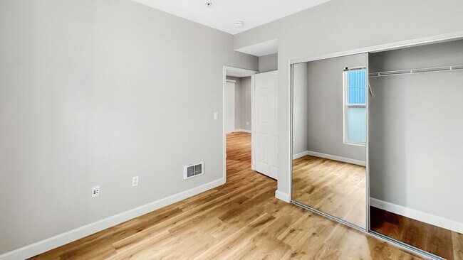 Building Photo - Major renovations and very well kept 3-Bedroom Apartment!