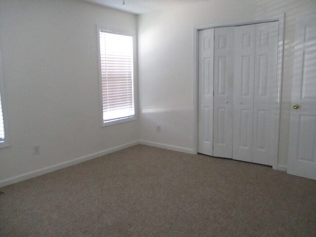 Building Photo - 279 Southaven Ct