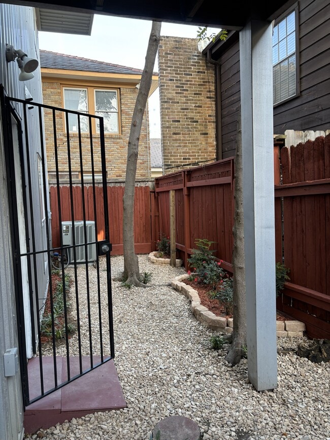 Building Photo - 2909 Albany St