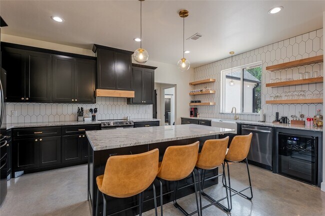 Building Photo - 405 Oak Tree Dr