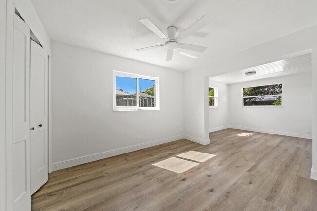 Building Photo - 2416 N W Everglades Blvd