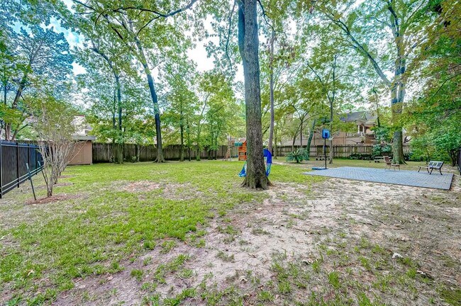 Building Photo - 8986 Chatsworth Dr