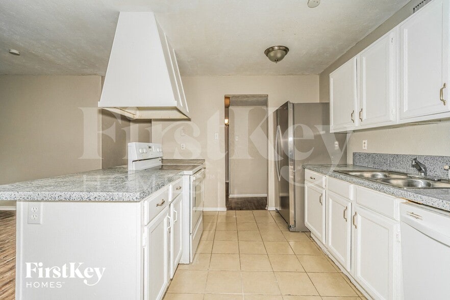 Building Photo - 6403 Redwood Ln