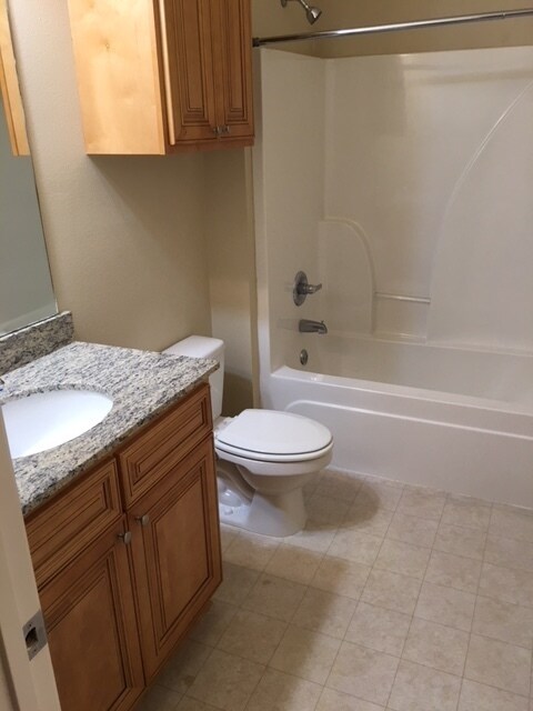 Building Photo - Beautiful Townhome in Arbor Lakes!
