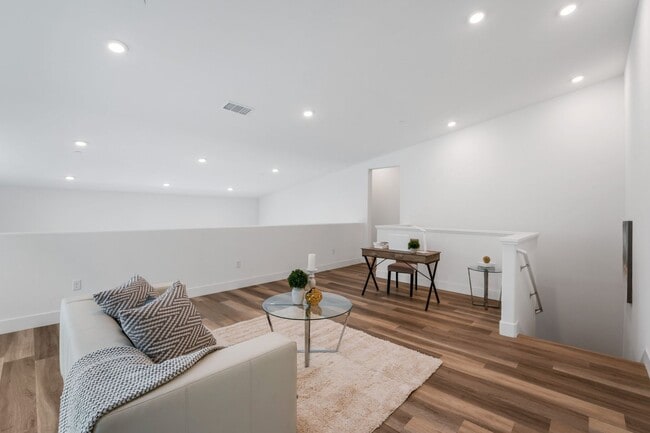 Building Photo - Gorgeous penthouse condo in East Industrial neighborhood – Fremont!