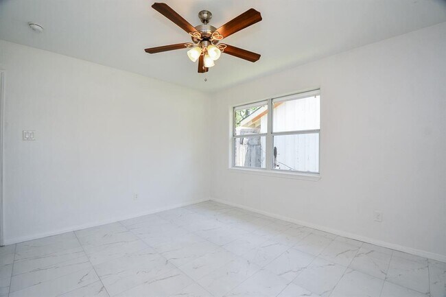 Building Photo - 9806 Larston St