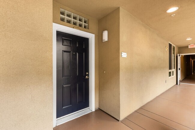 Building Photo - 2 Bed/2 Bath Condo available at Union Square!