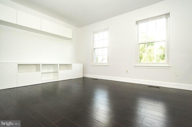 Building Photo - 3335 Oakshade Ct