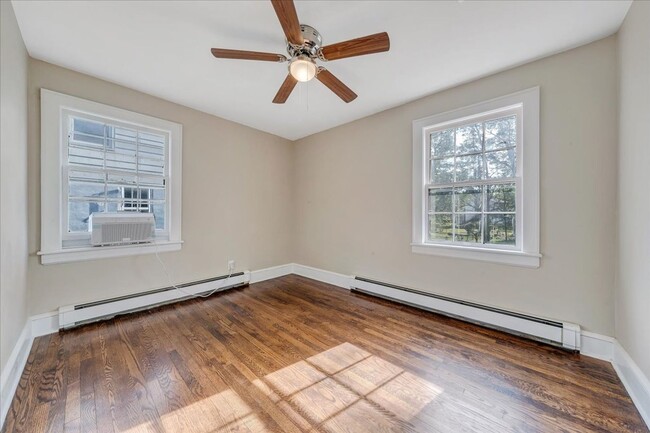 Building Photo - 2 bedroom 1 bath with hardwood floors.