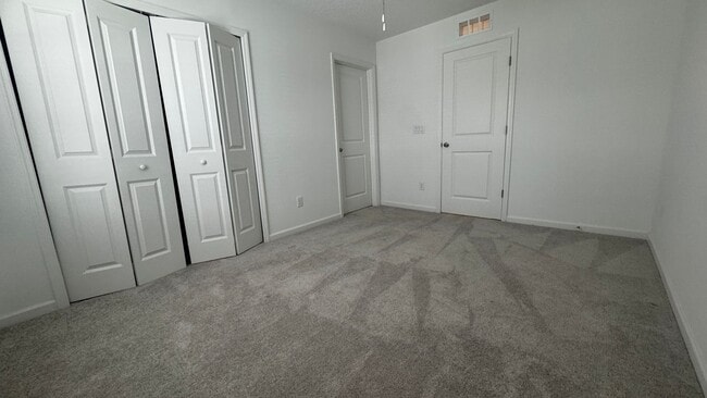 Building Photo - Charming 3BR Townhome with Screened-In Patio