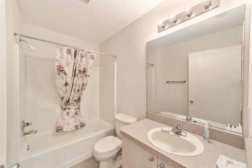 2nd Bathroom - 8201 SE 169th Palownia Loop