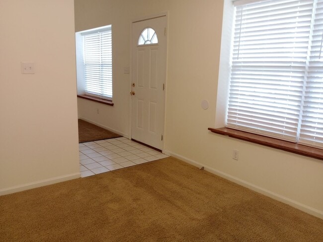 Building Photo - 1724-1726-1726 Louise Cir