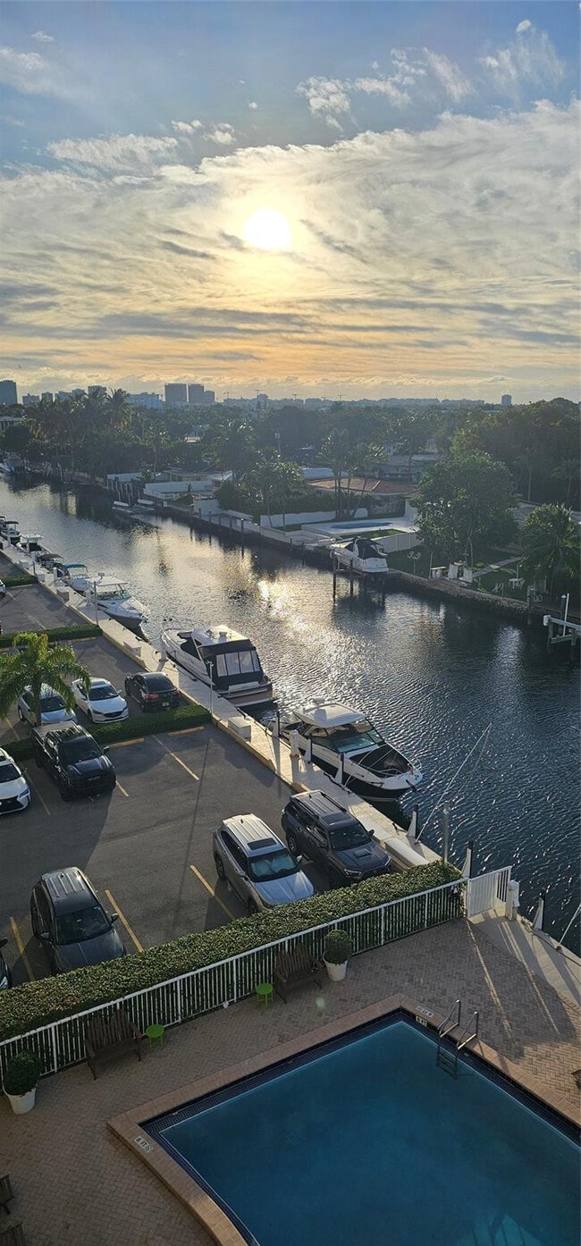 Building Photo - 2000 NE 135th St