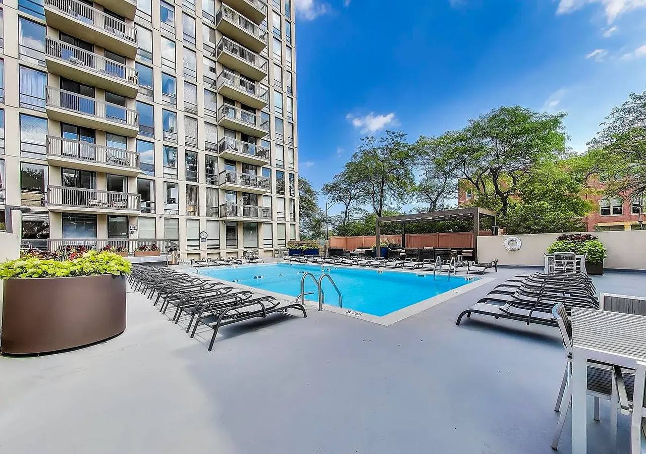 Building Photo - 1660 N La Salle Dr