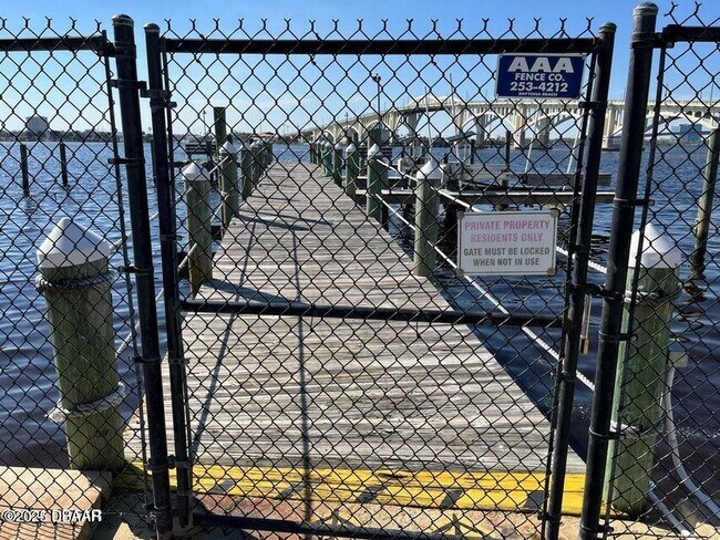 Building Photo - 1224 S Peninsula Dr