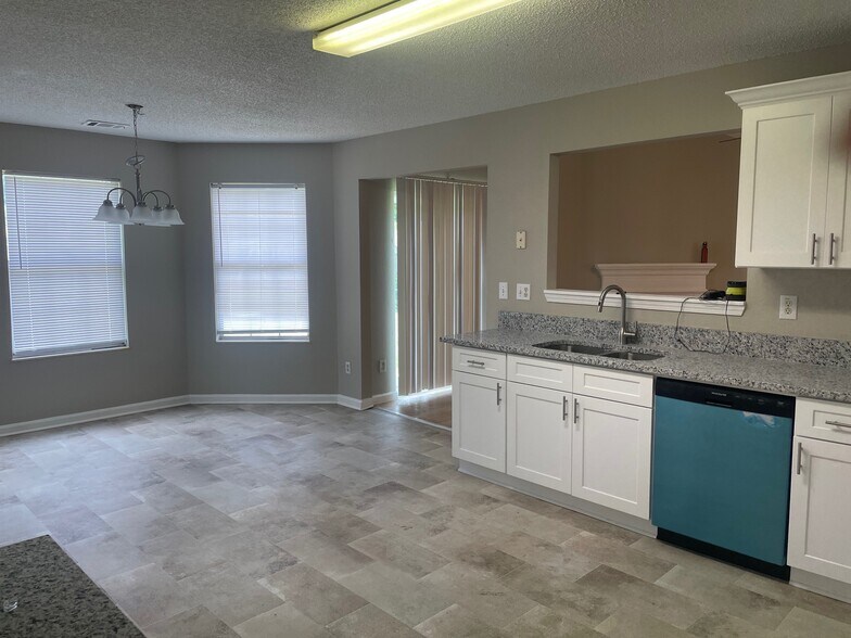 Building Photo - 6350 Klondike River Rd