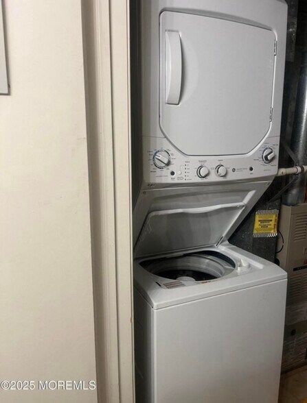 Building Photo - 182 Tulip Ln