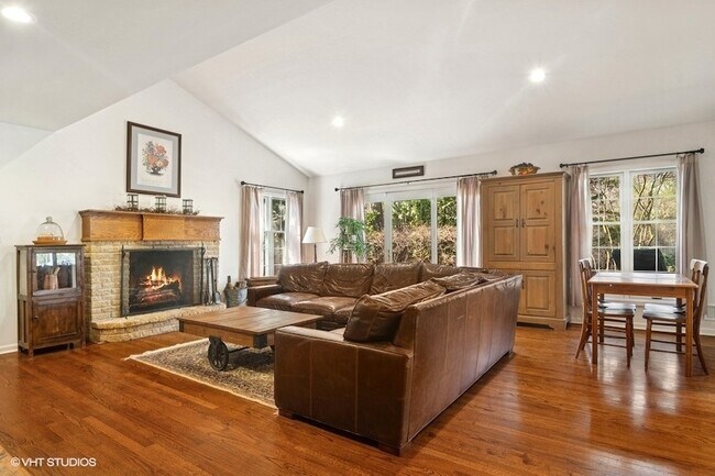 Building Photo - 1674 Bowling Green Dr