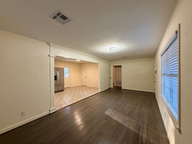 Building Photo - 696 Bosque Ln