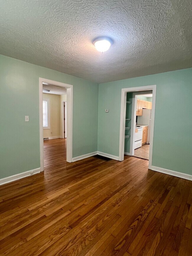 Building Photo - 2 bedroom 1 bath Bungalow in North West As...