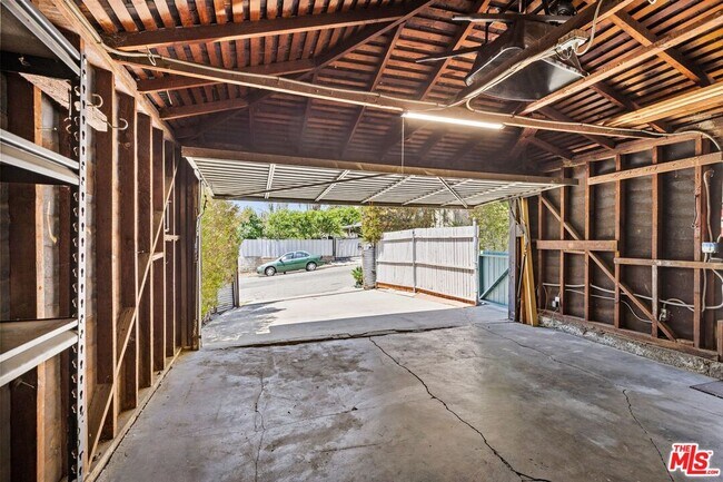 Building Photo - 2320 Belleglade Ave