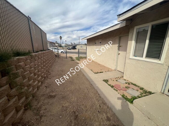 Building Photo - 2 Bedroom Duplex For Rent in Barstow