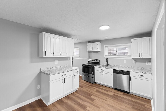 Building Photo - Newly Renovated 3-Bed Gem with Massive Yard – Modern Columbus Living!