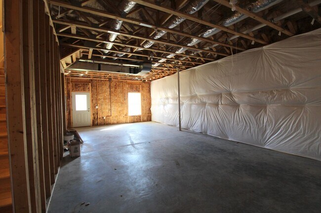 Building Photo - 3 Bedroom 2.5 Townhome Available Now!