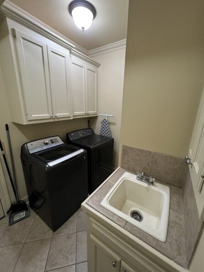 Building Photo - Beautifully Furnished 4-Bedroom Home in Zachary's Audubon Lakes!