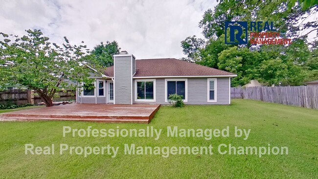 Building Photo - Charming Ranch Style Home with Spacious Fenced Yard