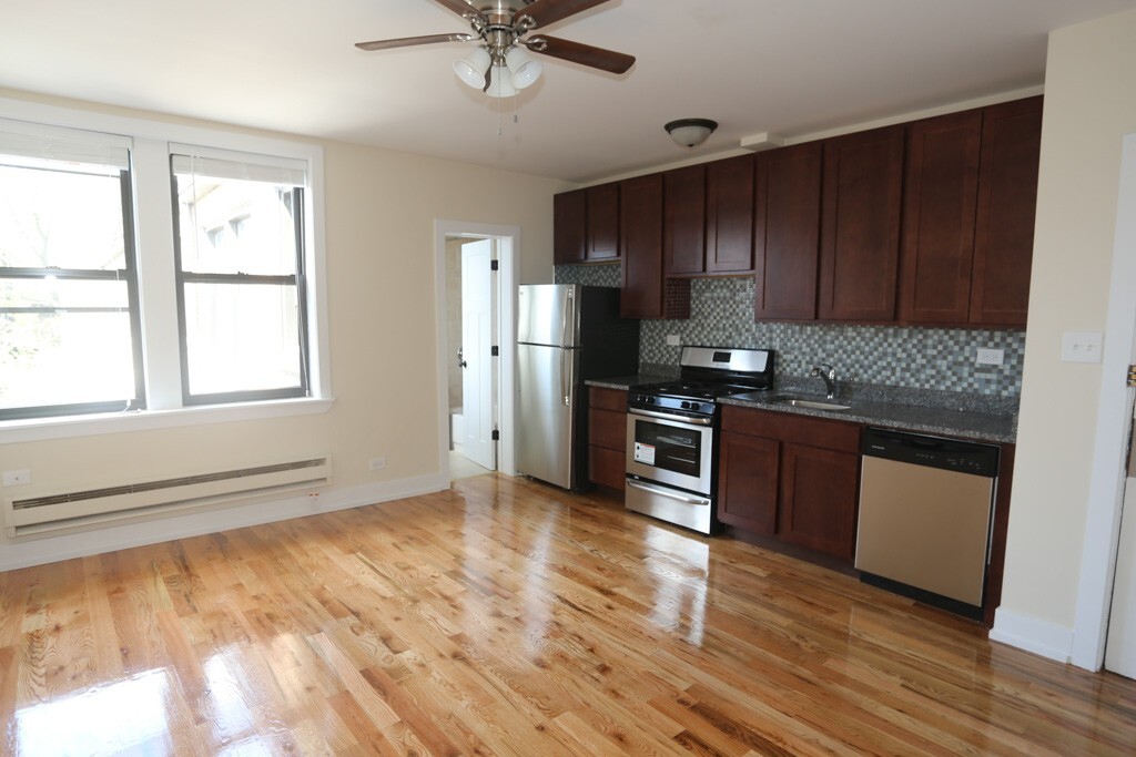 Building Photo - 823 W Diversey Pkwy