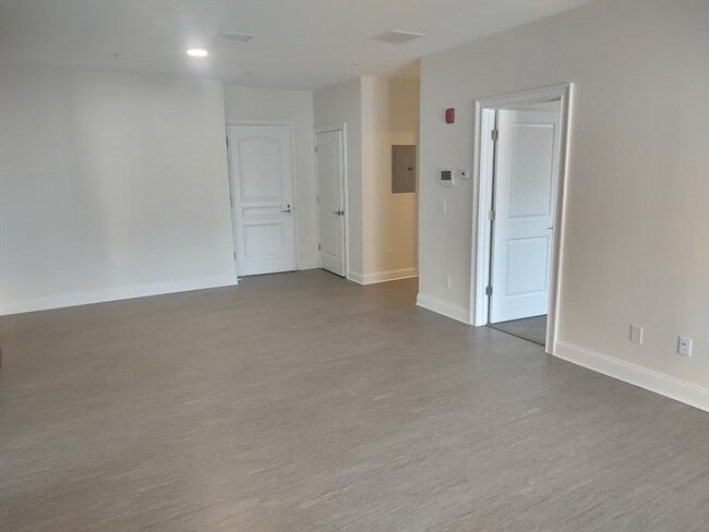 Building Photo - 10 Franklin Ave