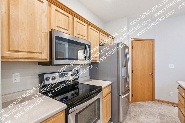 Building Photo - 513 E 4th St