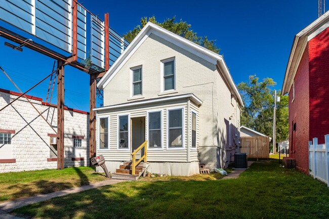 Building Photo - Remodled 3 Bedroom House with Fenced Yard