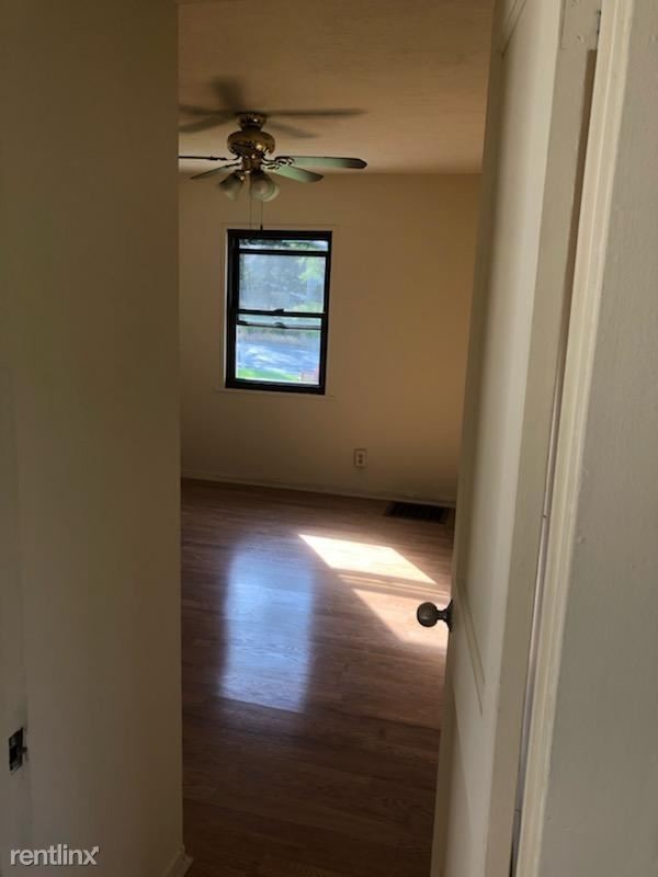 Building Photo - 2 br, 1 bath Apartment - 105E Grove City Road