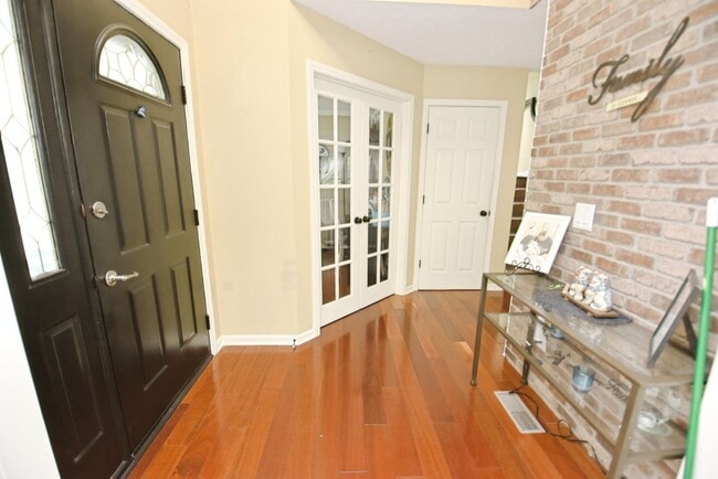 Building Photo - Large 4-5 bedroom 2.5 bath home in South B...